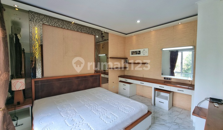 Spacious Garden House with Jogging Track, SHM, Strategic Location Near Aeon Mall in BSD. 2