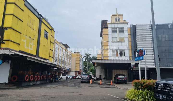 Ruko 4 Lantai Posisi Hoek Bagus Parkiran Luas di BSD City