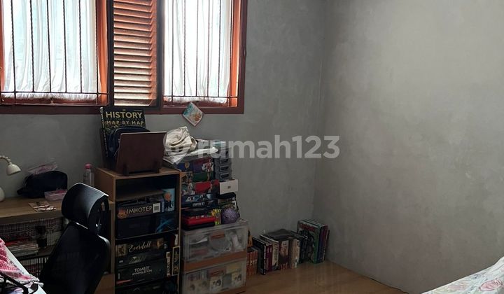 Rumah 2 Lantai, Lt 144 M2, Lb 133 M2, Kt 3+1 , Km 3+1, Listrik 2.200 Watt, SHM 2