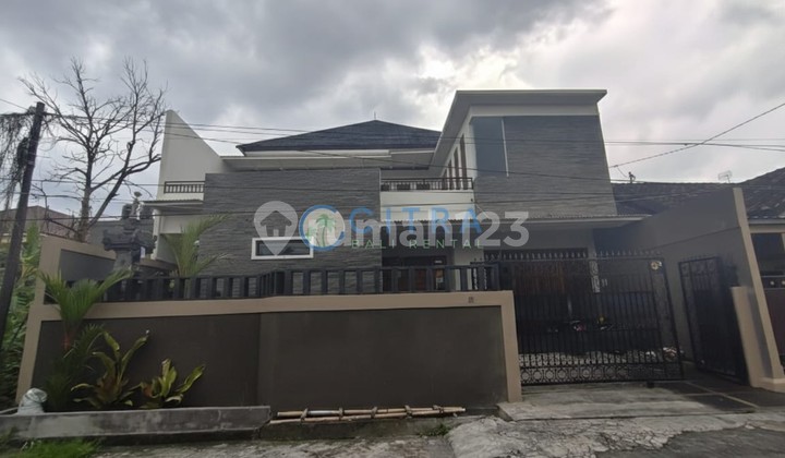 Disewa Rumah Luas & Strategis dengan Garasi 2 Mobil | 6 Kt di Gatsu Tengah Denpasar LT 400 M2
