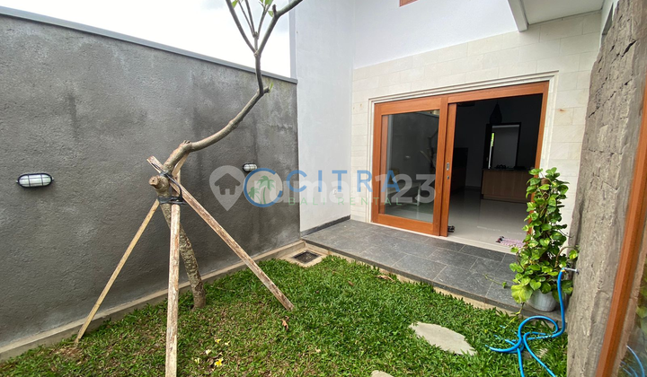 For Rent Comfortable Semi Villa House Fully Furnished with Garage & Backyard | 2 Bedrooms in Ubung, Cokroaminoto, North Denpasar, Land Area 130 M2
