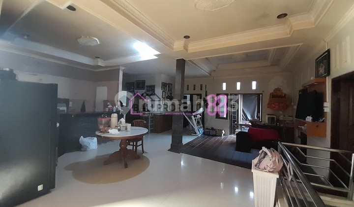 For Sale: Spacious & Comfortable House with 3-Car Garage | 4 Bedrooms in Sesetan, South Denpasar, Land Area 200 M2 2