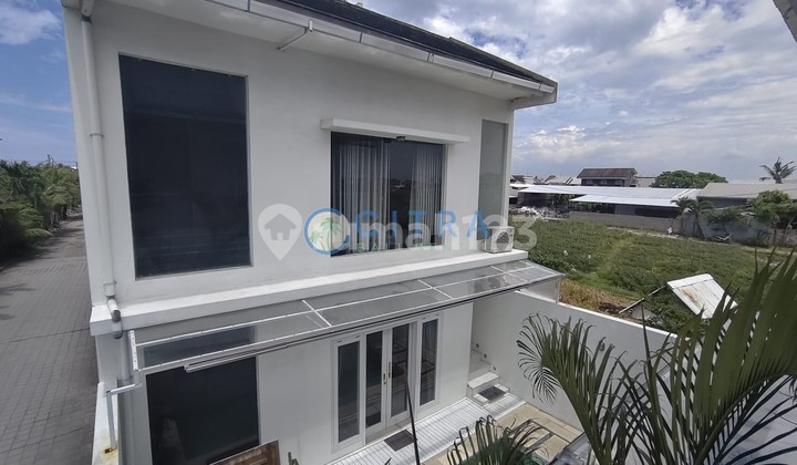 Disewakan Rumah Villa Minimalis Modern dengan Kolam Renang & Rooftop View Sawah | 2 Kt di Kedampang, Kerobokan LT 100 M2 Disewakan Rumah Villa Minimalis Modern dengan Kolam Renang & Rooftop View Sawah | 2 Kt di Kedampang, Kerobokan LT 100 M2