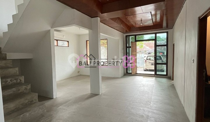 Modern 2-Story House in a Premium Location | 3 Bedrooms in Kerobokan, Land Area 190 M2 2