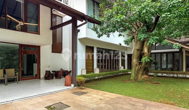 Rumah Lama Terawat Taman Luas Area Elit Kemang