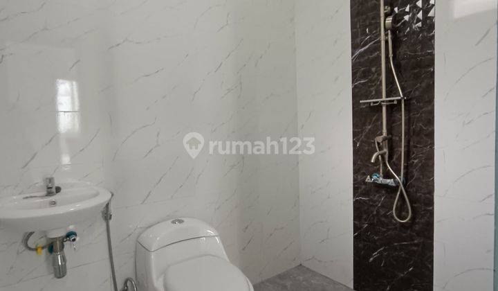 Di Jual Rumah 2 lt Siap Huni nempel sekolah Elit dalam Komplek 3 menit dari Toll Depok 2