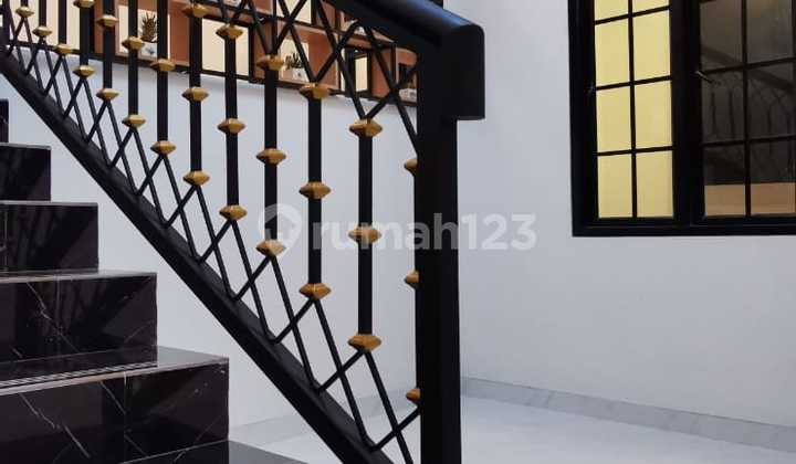 Luxury 3-Story House Ready for Occupancy, Strategically Located Next to Cinere, Depok. 2