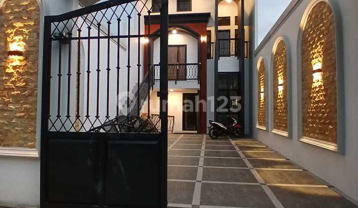 Rumah 2.5 Lantai Siap Huni Paling Strategis di Mampang Depok