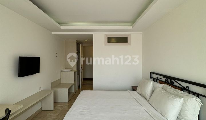 FOR SALE CILANDAK EXCLUSIVE BOARDING HOUSE 48 LUXURY-SPEC ROOMS, FULL OCCUPANCY. Land area 1,000 m2, Building area 2,800 m2 (4 floors + Basement). 48 rooms consisting of:  
- 8 studio-type rooms, size 45 m2  
- 40 standard-type rooms, size 22.5 m2  
Price per room IDR 4,850,000 - IDR 1