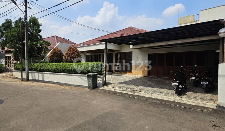 Rumah Desain Minimalist Classic Di Dalam Private Compound 