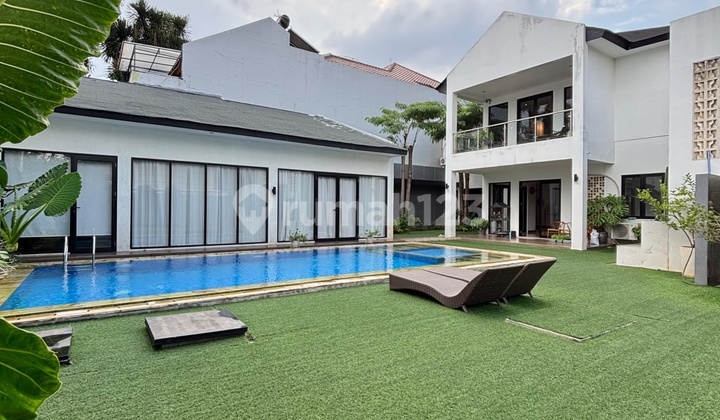  RUMAH MEWAH DESAIN TROPICAL MODERN, BACKYARD & SWIMMING POOL LUAS, DALAM PERUMAHAN ELIT LINGKUNGAN
