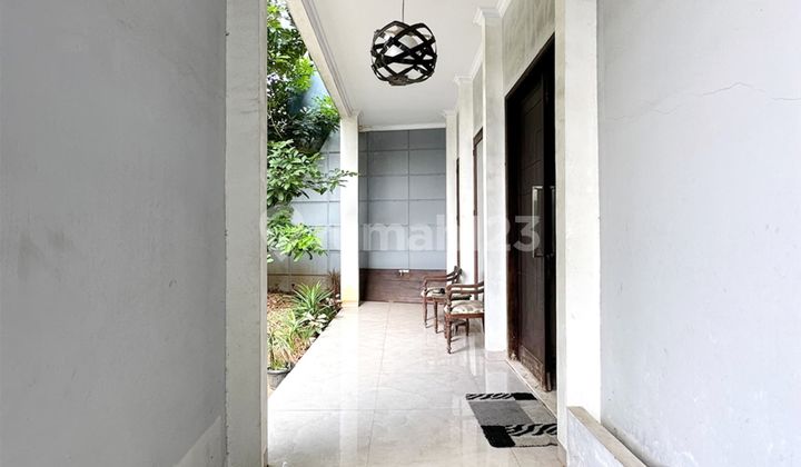 Minimalist House in a Complex. Quiet Area, Wide Road Row. 2