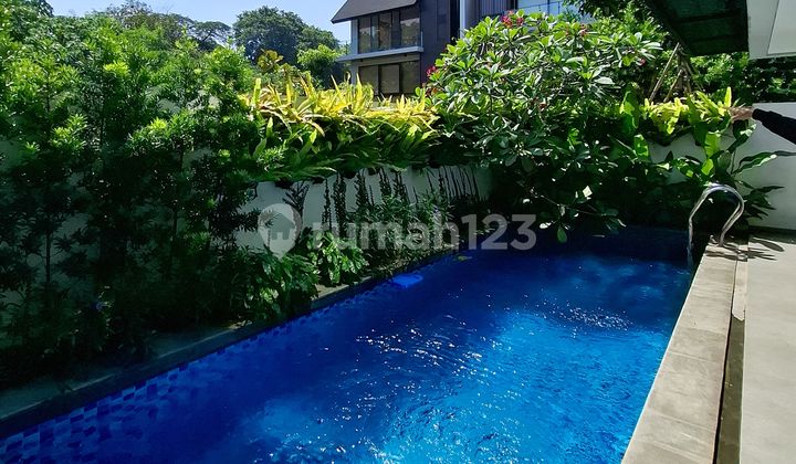 Rumah Modern Tropical Minimalis dengan 3 Fasad yang dibangun dari Kavling