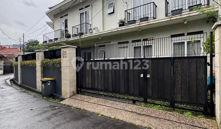 Dijual Rumah Siap Huni Classic dengan Taman Yg Luas di Kebayoran Lama Jakarta Selatan