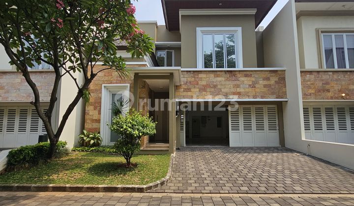 Rumah 2 Lantai Bagus Semi Furnished SHM di 11N Eleven Townhouse, Jakarta Selatan