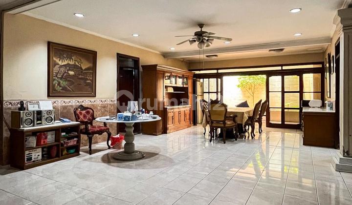 RUMAH LAMA, BANGUNAN TERAWAT, LOKASI STRATEGIS.