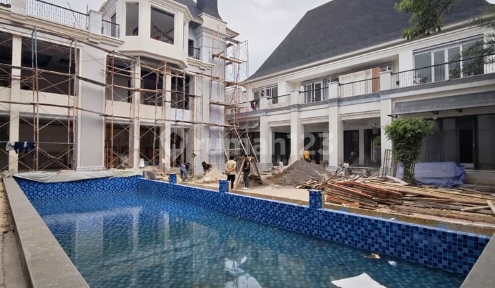 Luxury House, American Classic Design, Fully Furnished.  
House Condition:  
- Single House  
- Building Type: New (85% Progress) - Fully Furnished  
House Facilities:  
- Private Lift Foyer  
- Powder Room