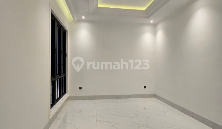 Rumah Mewah Baru American Classic di Cempaka Putih