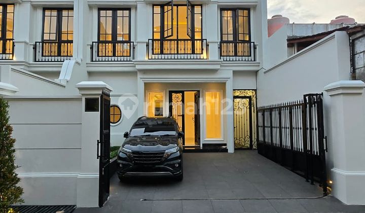 Rumah Mewah Baru American Classic di Cempaka Putih