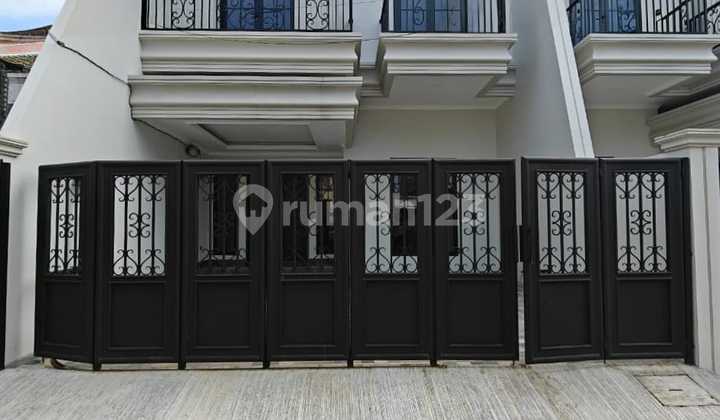 Rumah baru Modern Classic siap huni di Duren Sawit