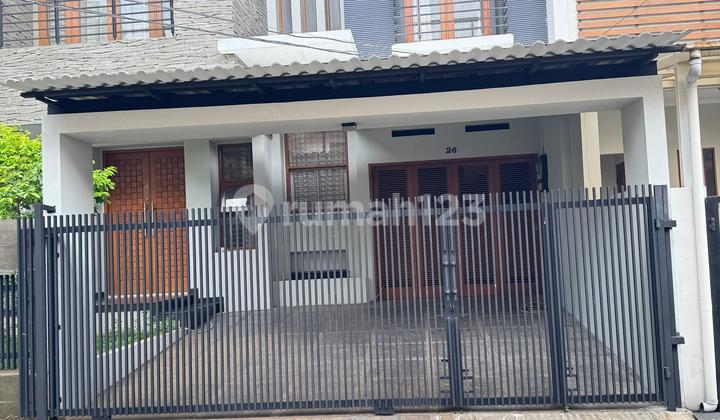 Rumah di Pondok Indah dijual, 4 Kamar tidur 2 lantai 