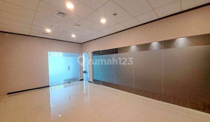 Disewakan Kantor Soho Capital Lantai Tinggi Luas 136 m2 2