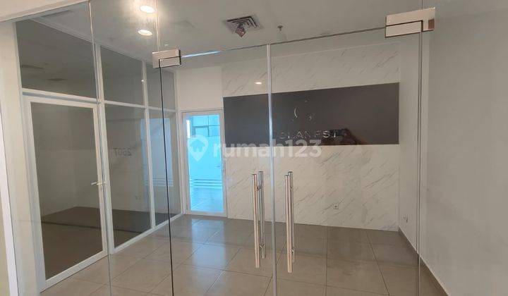 Unit Kantor Gabungan di Soho Capital Kondisi Fitted Bagus  2