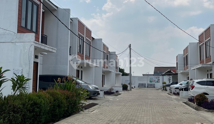 Modern New House strategic access 12 minutes to Bekasi City Station.