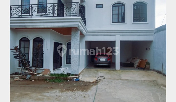New European-style ready-to-occupy house, 5-minute access to Cimanggis Toll Road.