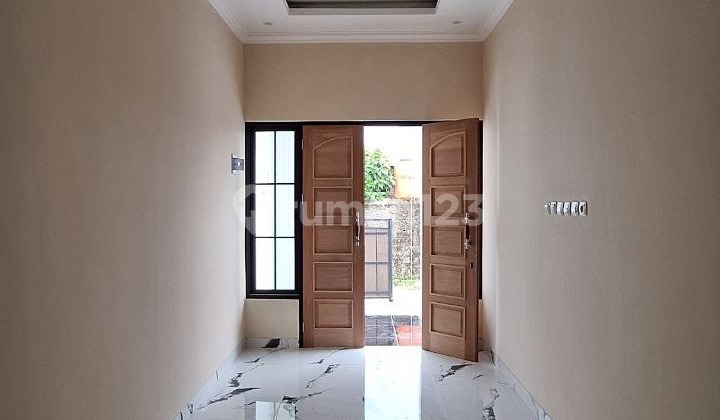 Modern classic house, 10-minute access to Depok station. 2