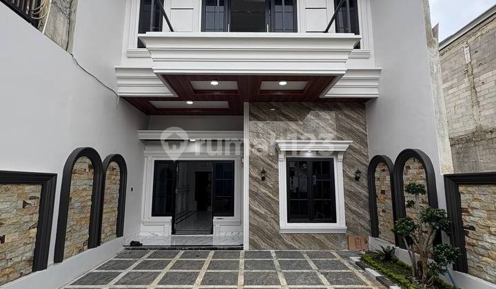 Rumah American Classic Ada Kolam Renang Akses 11 Menit ke Tol