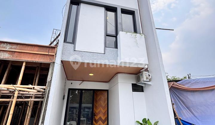 Rumah Modern cuma 1 menit ke Tol Kukusan dan 5 menit ke UI 2