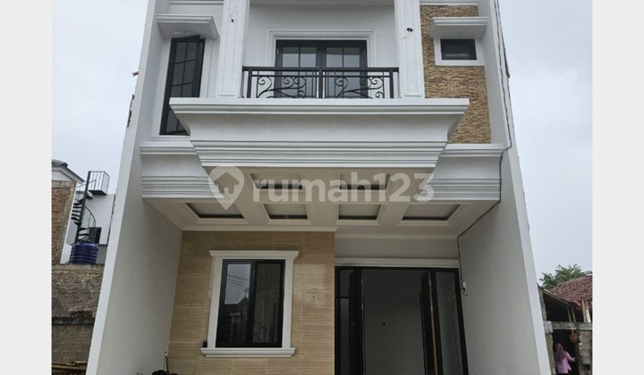 Brick Wall Spec House just 10 minutes to Toll and Cibubur LRT.