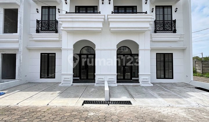 Rumah Mewah di Pinggir Jalan Utama Akses Dekat Stasiun Depok