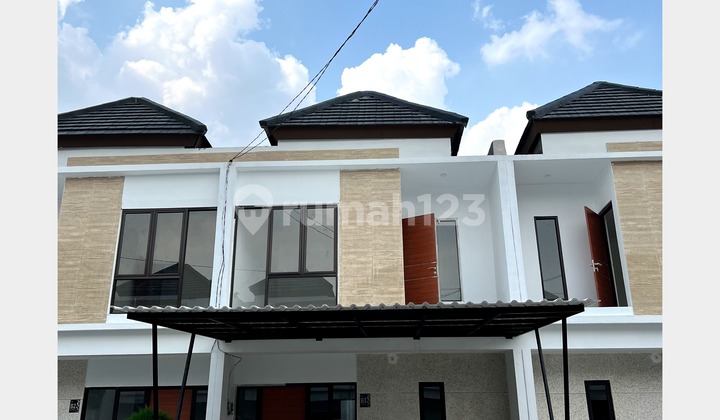 Rumah baru modern siap huni akses 3 menit ke LRT Cibubur