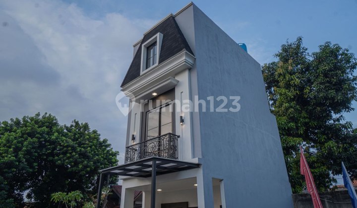 Rumah Modern 2.5 lantai akses 10 menit ke Tol Jor&15 menit ke LRT 2