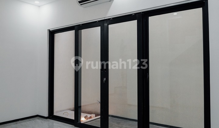 Modern new house in Depok, 10-minute access to Pamulang Toll Road. 2