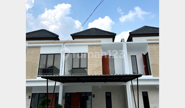 New European House, 3 minutes to Cibubur LRT and the Toll Road.