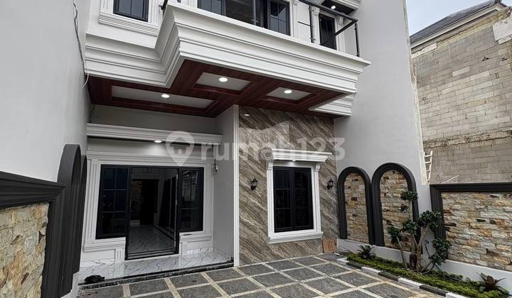 Rumah American Classic Ada Kolam Renang Akses 11 Menit ke Tol 2