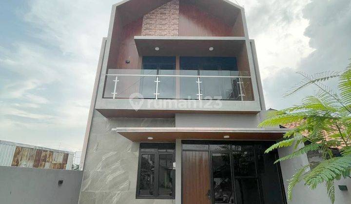 Rumah di Pinggir Jalan Raya Akses 5 menit ke Tol Cimanggis 2