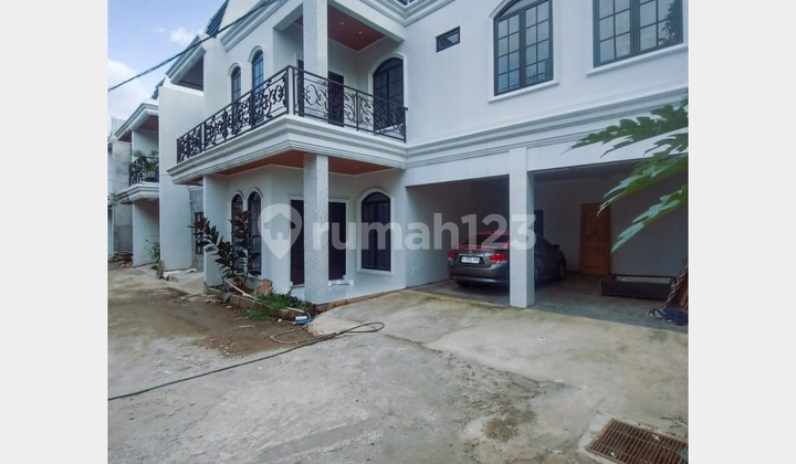 New European-style ready-to-occupy house, 5-minute access to Cimanggis Toll Road.