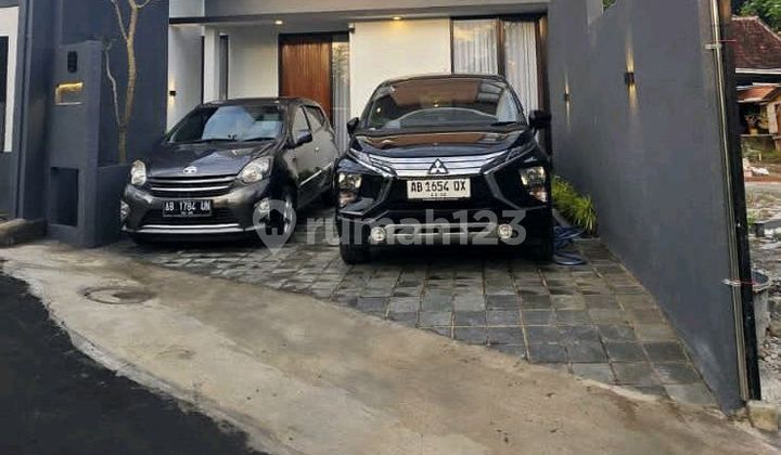 RUMAH MEWAH FURNISHED MODERN KONTEMPORER CARPORT 2 KE UII 10 MIN