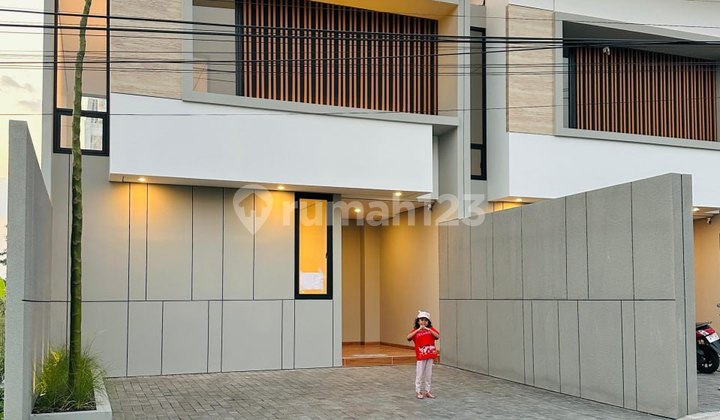 RUMAH SIAP HUNI MODERN KONTEMPORER JALAN PALAGAN DEKAT UGM 20 MIN