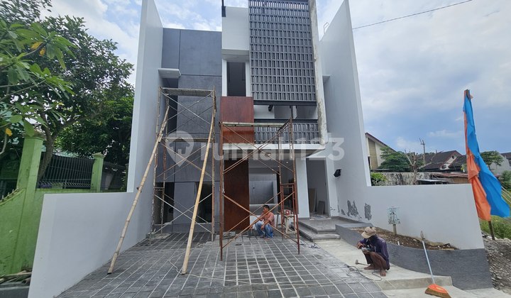 Luxury Industrial House Option Private Pool Near 5.5 KM UGM Campus 2