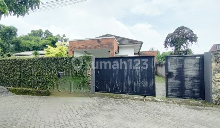 TANAH LUAS STRATEGIS COCOK KOST EKSKLUSIF DEKAT UGM BONUS RUMAH