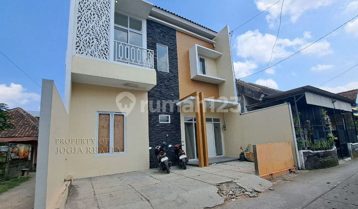 RUMAH 2 LANTAI SIAP HUNI PANGGUNGHARJO DEKAT KAMPUS ISI DAN UMY
