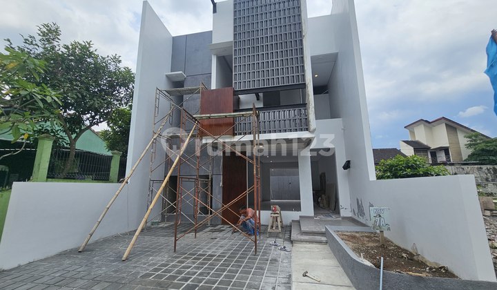 Rumah Mewah Industrial Opsi Private Pool Dekat 5,5 KM Kampus Ugm
