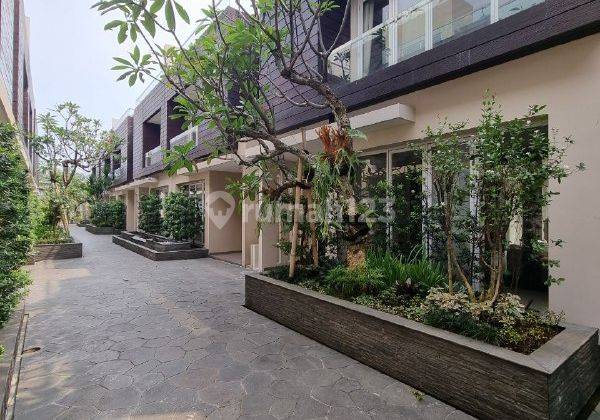 Rumah Townhouse Mewah di Kawasan Elit, Kemang, Jakarta Selatan 1