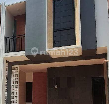 Rumah 2 Lantai Bagus Unfurnished SHM di Jl Putri Tunggal, Depok 1