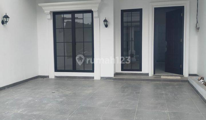 Rumah 2lntai Murah Mewah Desain Clasik Cluster di Pinggir Jalan Raya di Jakarta Selatan 2